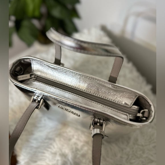 MICHAEL KORS Michael Kors Jet Set Silver Metallic Carryall Top Zip Purse - Picture 6 of 8